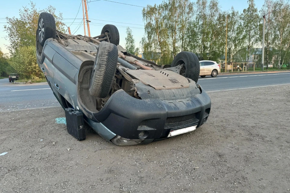 В результате столкновения одна из машин перевернулась. Фото: ГИБДД Кировской области