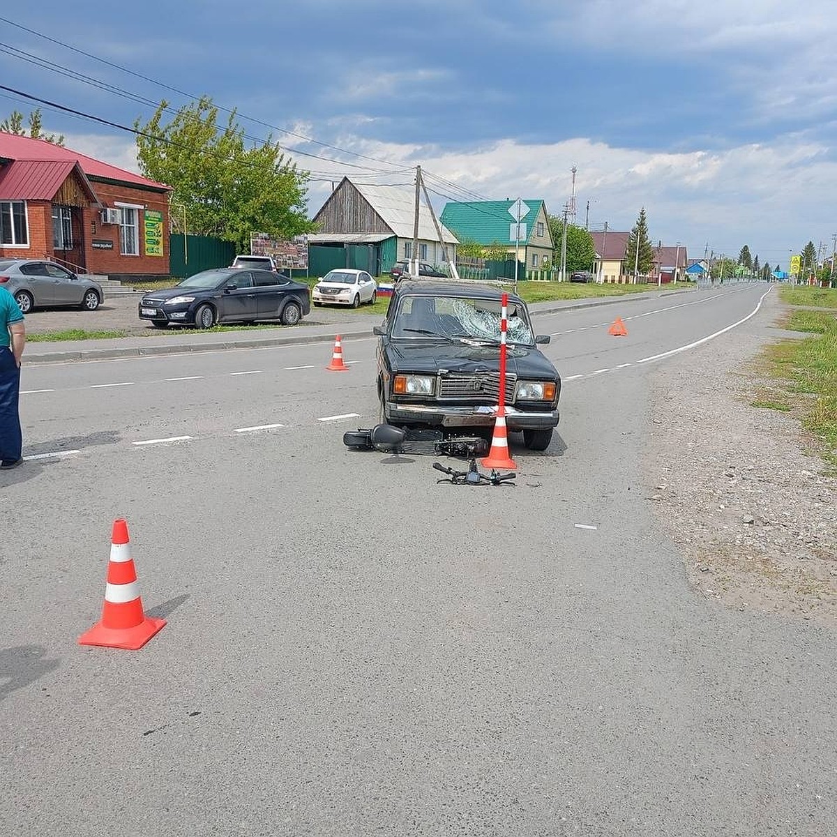 В Тюменской области «Лада» на полном ходу сбила двух электросамокатчиков- подростков - KP.RU