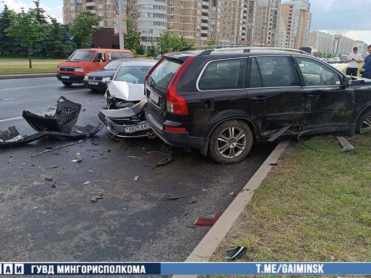 Сразу шесть автомобилей столкнулись на улице Притыцкого в Минске - KP.RU