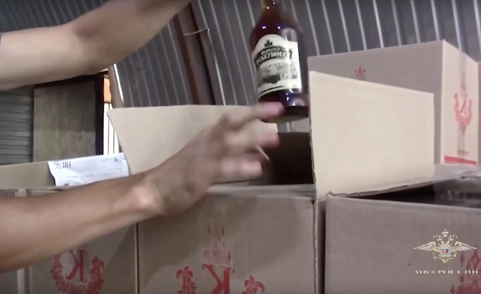 Оперативники обнаружили в цехе коробки с бутылками контрафактного алкоголя