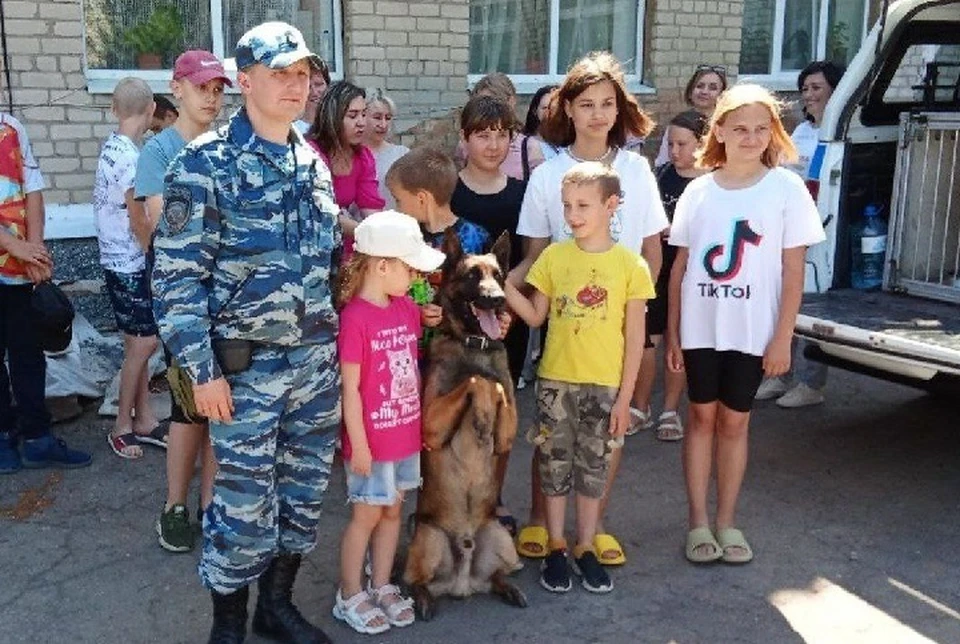 Сотрудники полиции посетили Сивашскую школу №1 в Новотроицком районе. Фото: ГУ МВД России по Херсонской области