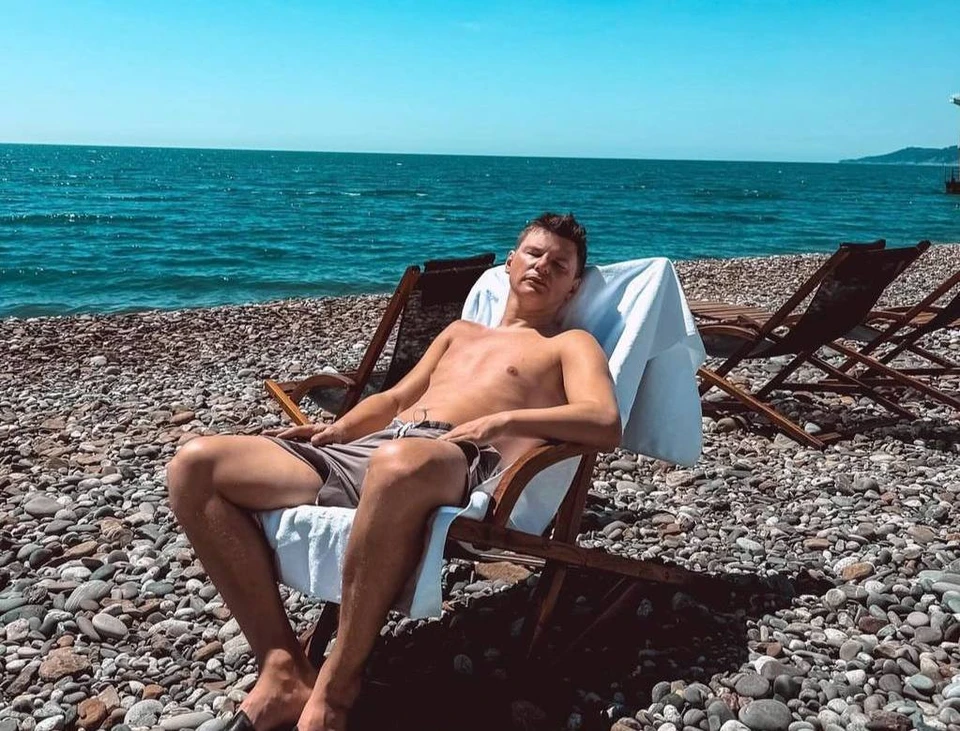 Андрей Аршавин получает солнечные ванны на берегу Черного моря. Фото: личная страница героя публикации в соцсетях