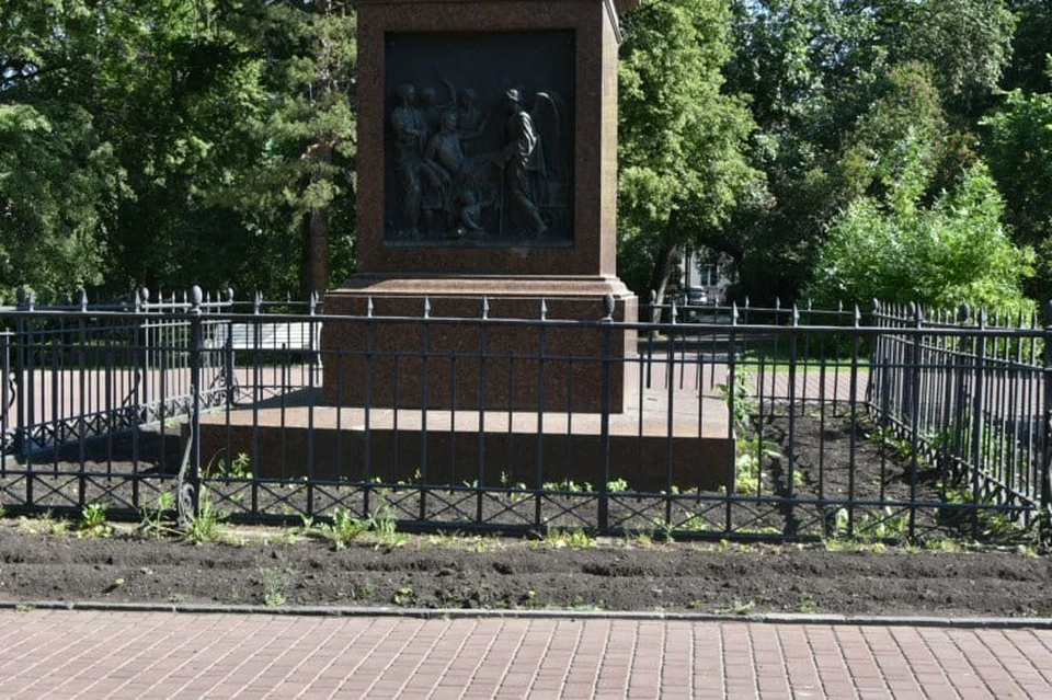 Ульяновцы пожаловали градоначальнику на отсутствие цветов в сквере, где расположен памятник Карамзину. ФОТО: администрация Ульяновска