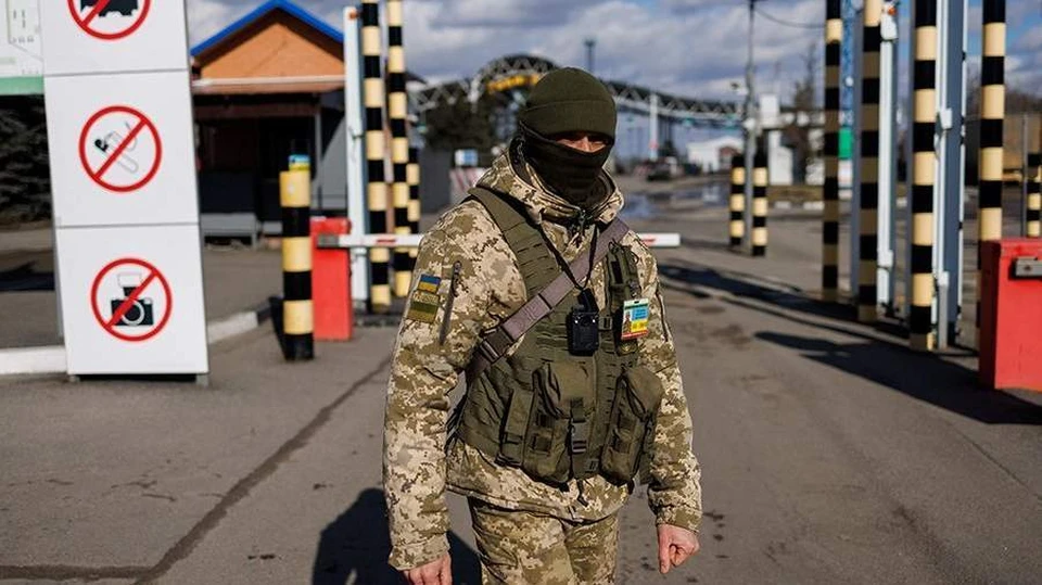 Украинские пограничники не выпускают граждан Молдовы домой. Фото: соцсети.