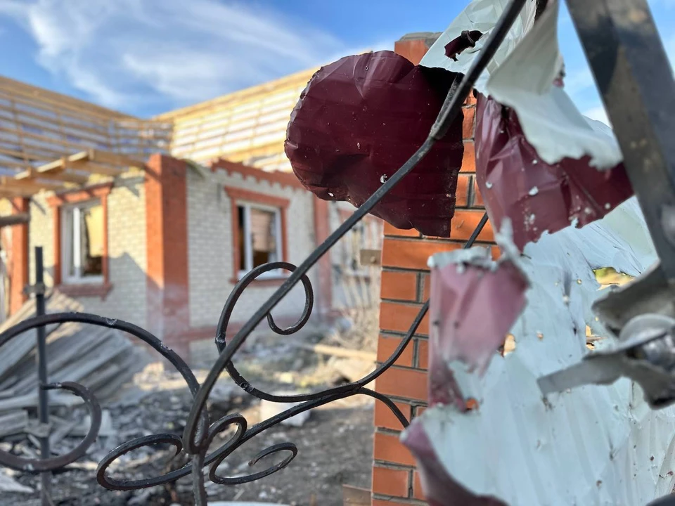Дрон ВСУ врезался в дерево рядом с жилым домом в белгородском селе Муром.