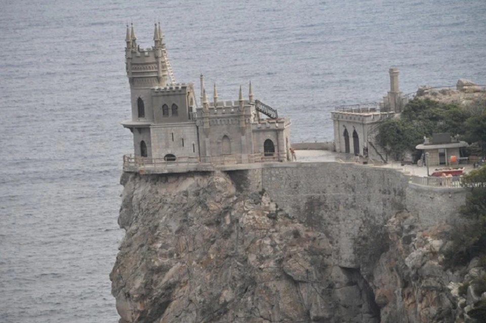 Участников поездки ожидает обзорная экскурсия по всему южному побережью Крыма, включая посещение замка Ласточкино Гнездо