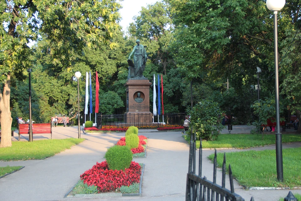 В сквере Карамзина в Ульяновске городские озеленители оформляют цветник. Фото архив КП-Ульяновск