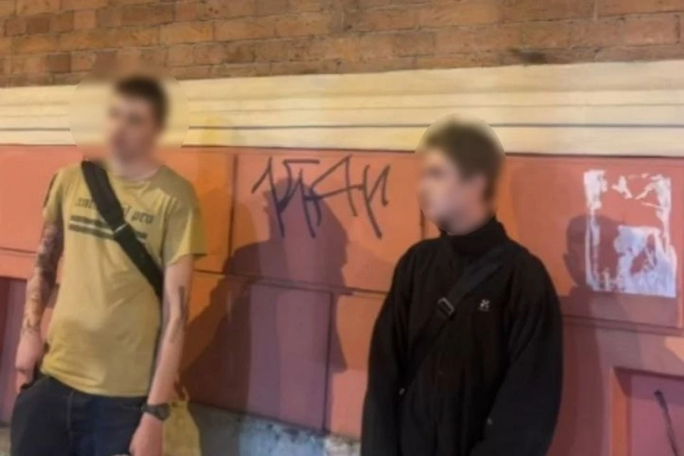 Двое парней маркерами нанесли граффити на стену исторического дома в Петербурге. Фото: ГУ МВД России по Петербургу и Ленобласти