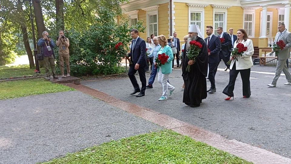 Глеб Никитин возложил цветы к памятнику Пушкина в Большом Болдине 6 июня.