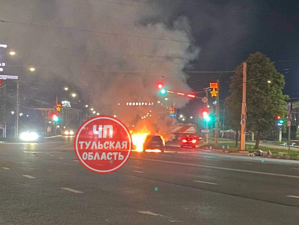 В Туле на улице Мосина ночью сгорел автомобиль. Фото: ТГ-канал «ЧП Тульская область»
