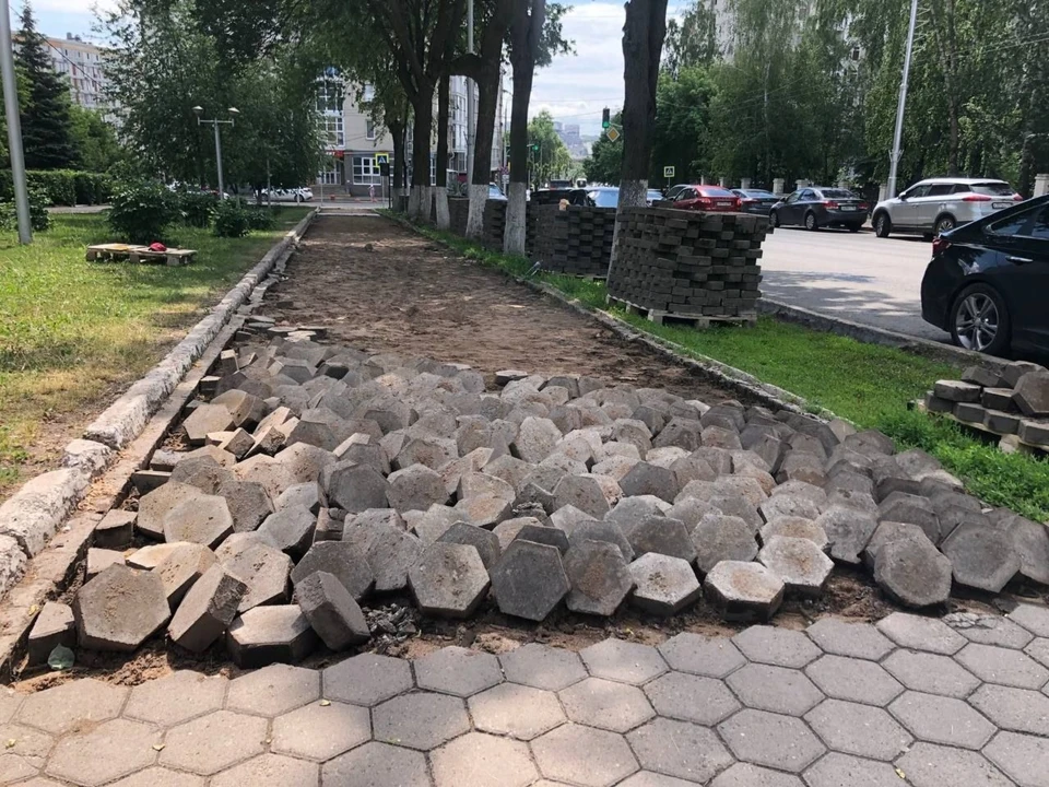 Снятые тротуарные «соты» будут перевезены в Кузнецовский затон.