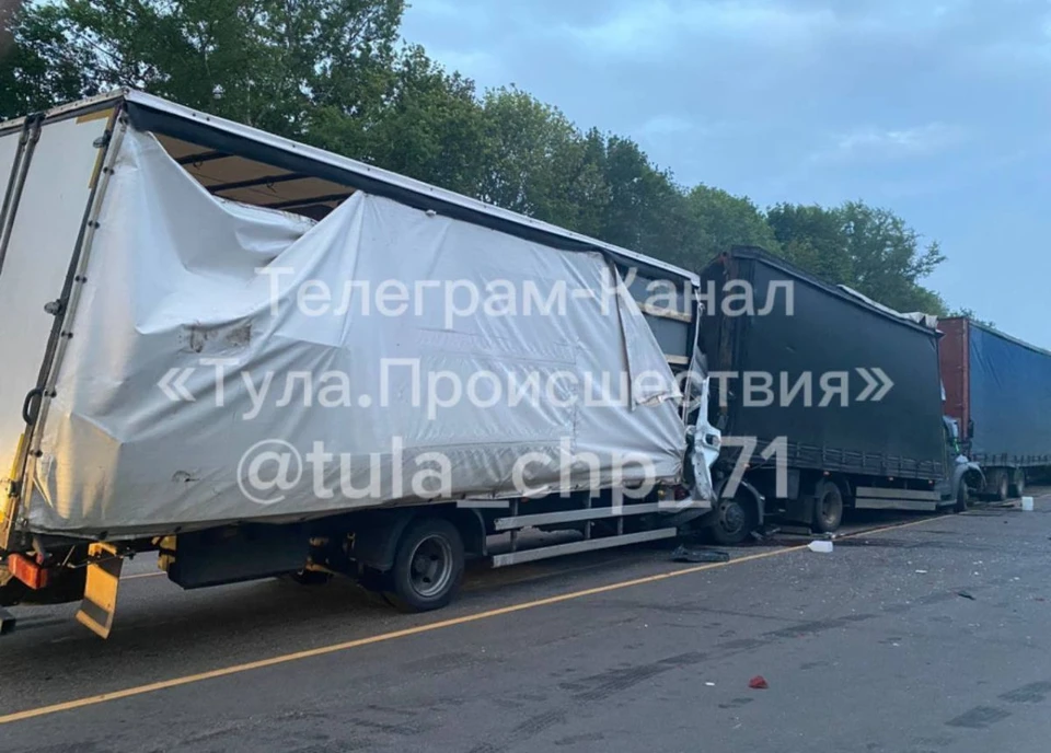 Смертельное ДТП с участием трех фур произошло на трассе М-2 «Крым» в Тульской области. Фото: "Тула. происшествия".