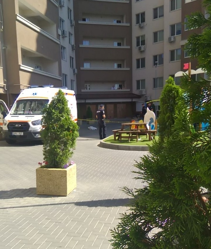 30-летняя женщина выбросилась с балкона 12-этажного дома. Фото:соцсети