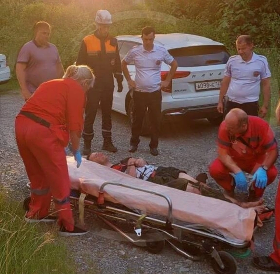 Спасатели помогли мужчине и передали его врачам. Фото: t.me/spasenie_sochi