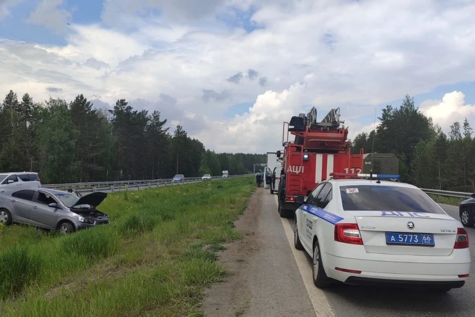 Водитель автомобиля LADA Granta допустил наезд на стоящий в крайней левой полосе грузовой фургон Volvo. Фото: Госавтоинспекция