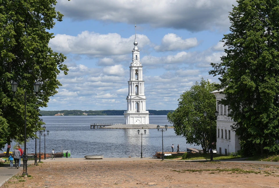 Спуск к набережной в исторической части Калязина с видом на знаменитую колокольню в воде.