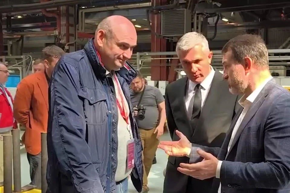 Премьер-министр ДНР Евгений Солнцев посетил тракторный завод в Санкт-Петербурге. Фото: ТГ/Солнцев