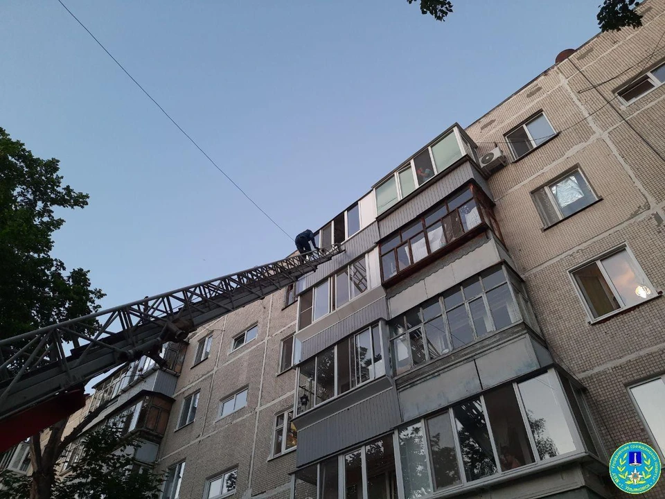 Ульяновские спасатели помогли бабушке, которую ребенок закрыл на балконе. ФОТО: тг-канал Управления гражданской защиты Ульяновска