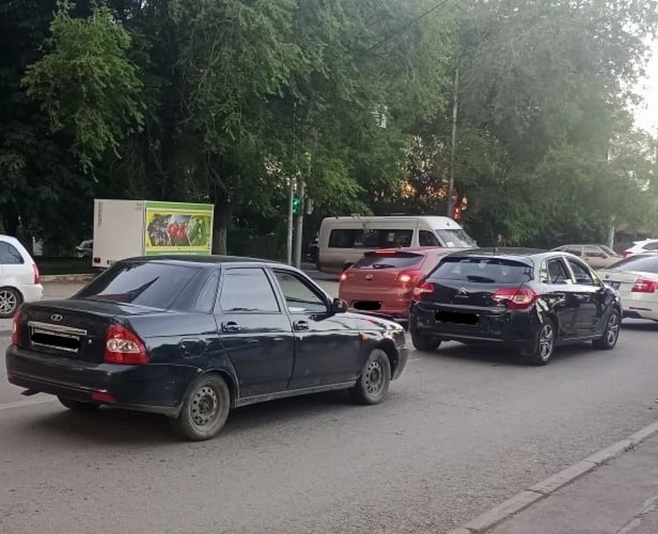Фото: В Саратове после столкновения с «Приорой» в больницу попали три пассажирки Citroen