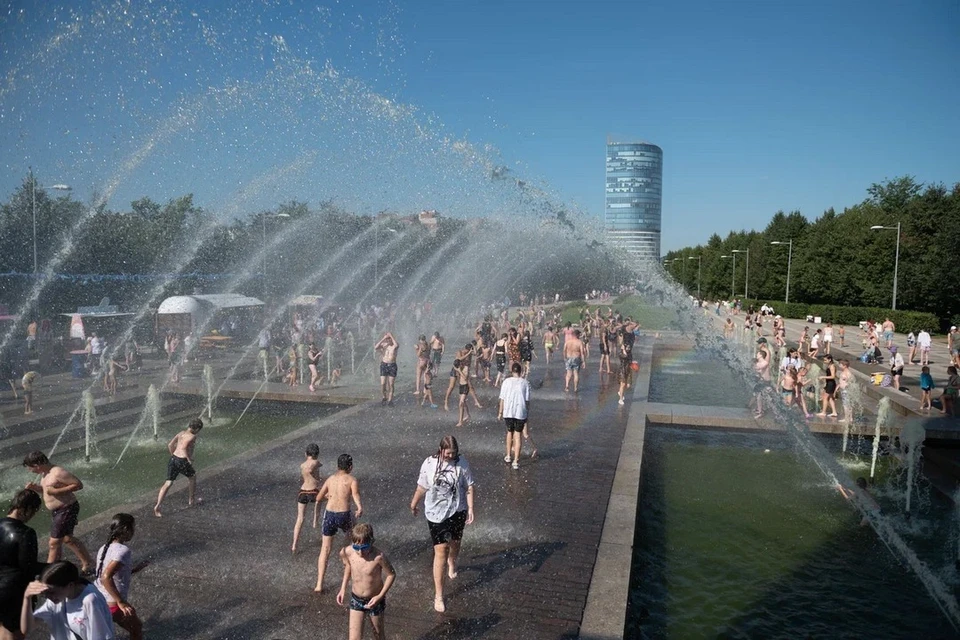 Петербуржцев призвали не купаться в фонтанах из-за риска заразиться инфекциями.