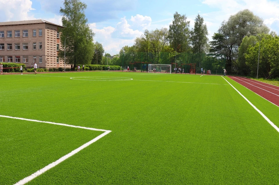 В Торопце появился новый стадион с полем для мини-футбола, беговыми дорожками турниками и универсальной спортплощадкой.