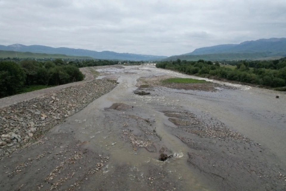 Неизвестные вывозят гравий с берегоукрепления реки в Тулуне
