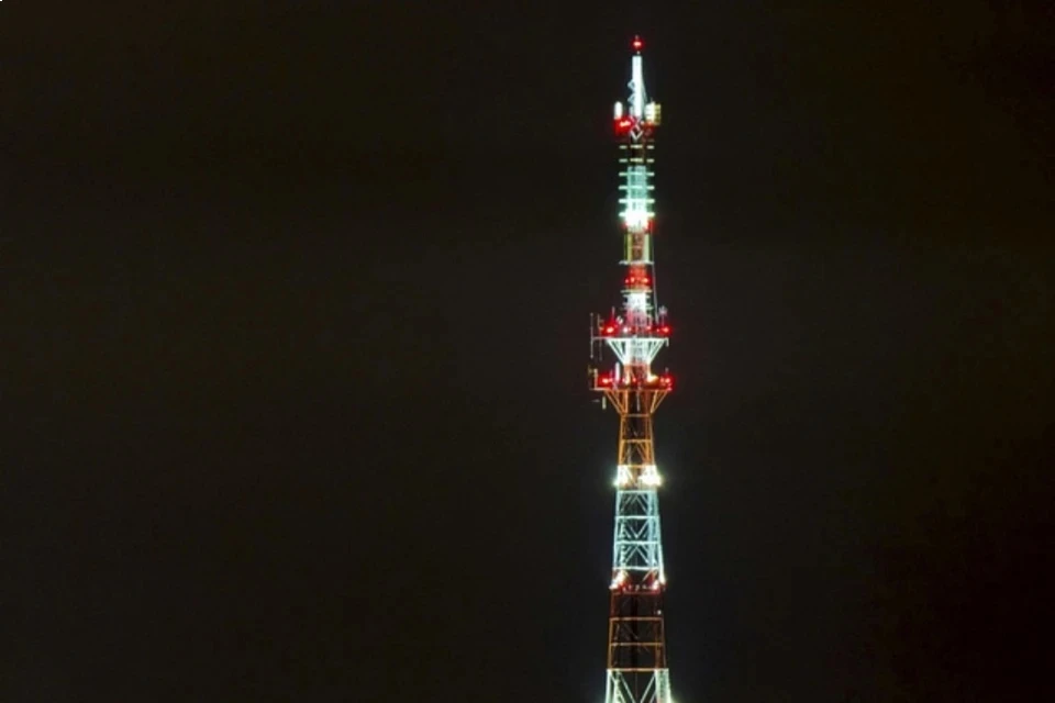 Подсветку на телебашне включают по всем значимым праздникам. Фото: правительство Кировской области