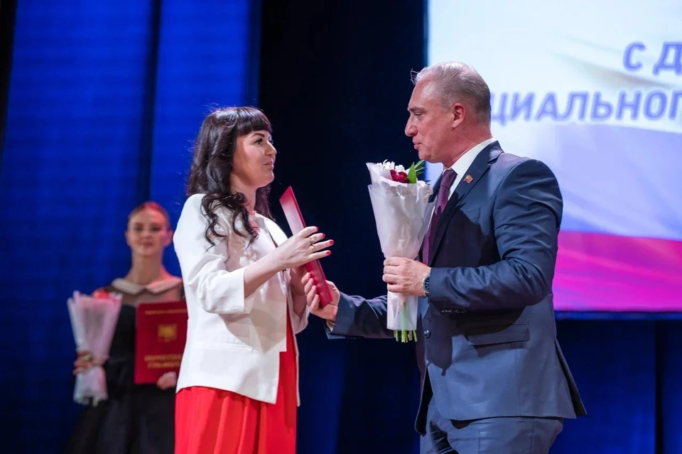 Председатель Челябинской городской Думы Андрей Шмидт вручил грамоты лично.