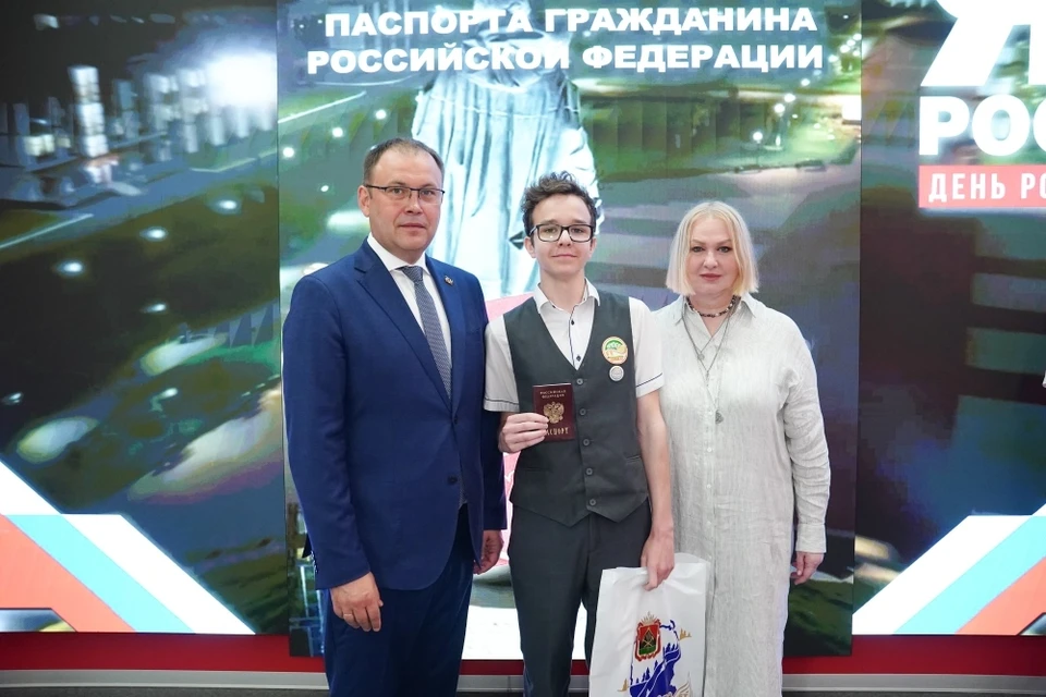 Илья Середюк вручил школьникам Кузбасса паспорта
