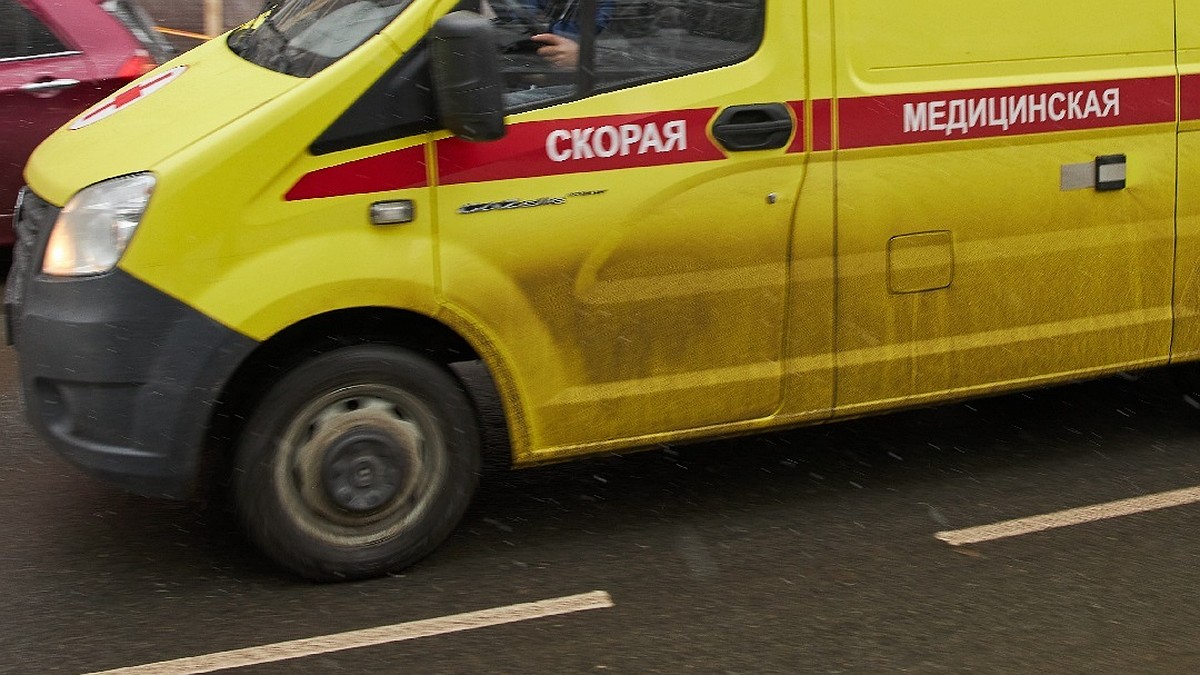 В Новосибирске водитель скорой избил водителя легковушки, мешавшей проезду  - KP.RU