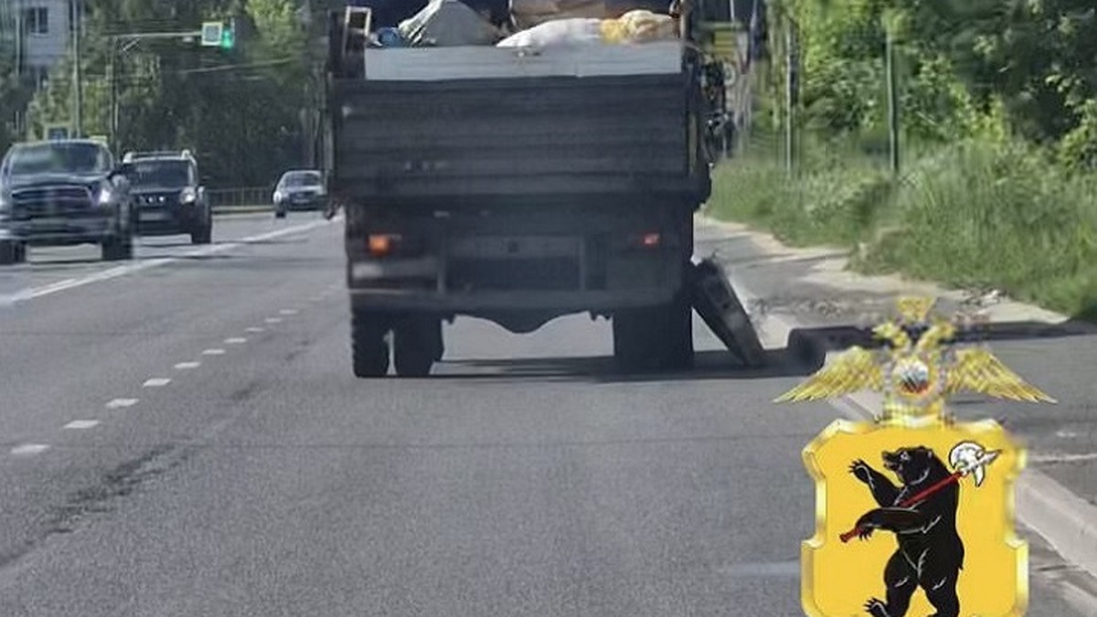 В Рыбинске на девушку с грузовика упала коробка с разбитыми стеклами - KP.RU