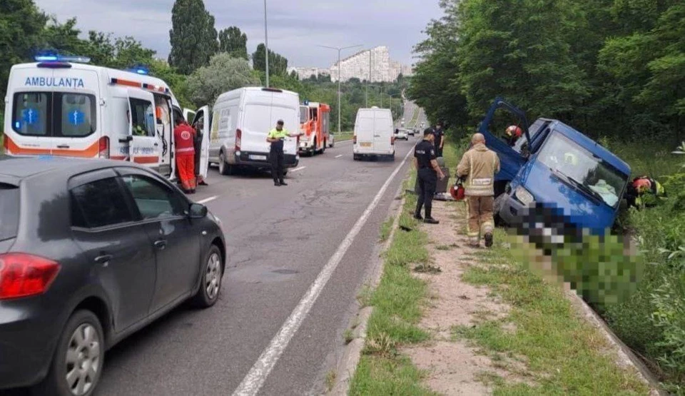 В результате удара 53-летний водитель Mercedes скончался на месте.