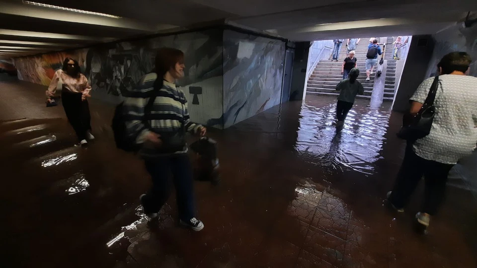 Жители Новокузнецка попали в утренний час пик в водную ловушку.