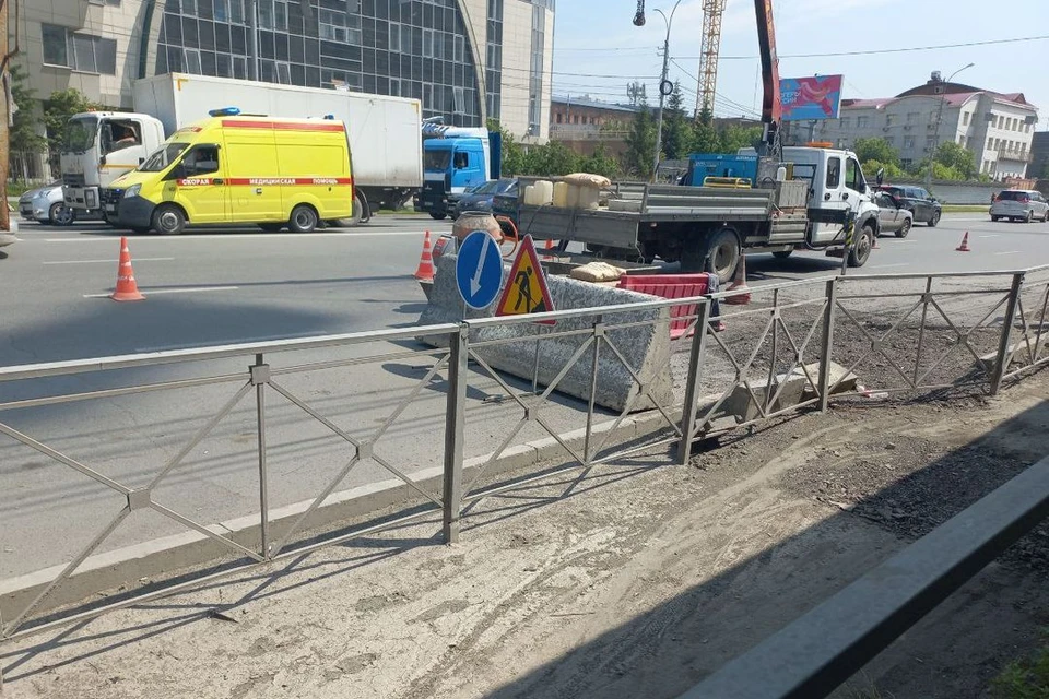 На месте работают дорожные службы.