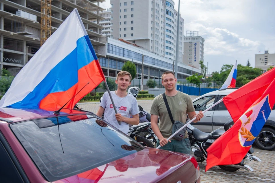 В Севастополе прошел автопробег в честь Дня России и Дня основания города-героя.