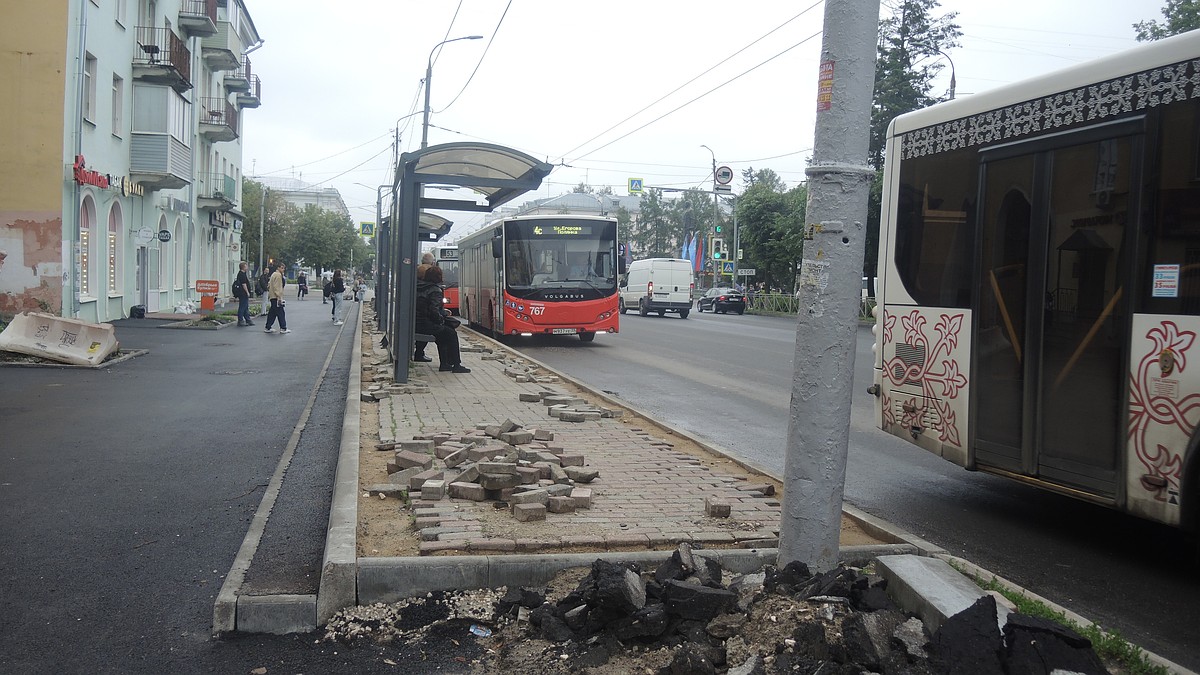 Во Владимире остановка «Площадь Ленина» превратилась в препятствие для  колясок - KP.RU