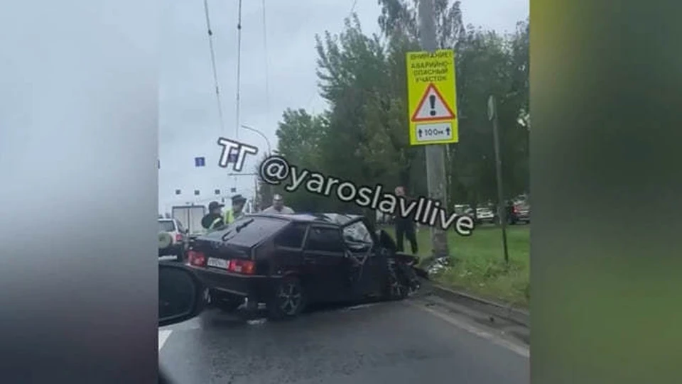 Автомобиль ВАЗ-2114 на скорости влетел в опору освещения. Фото: Ярославль Live.