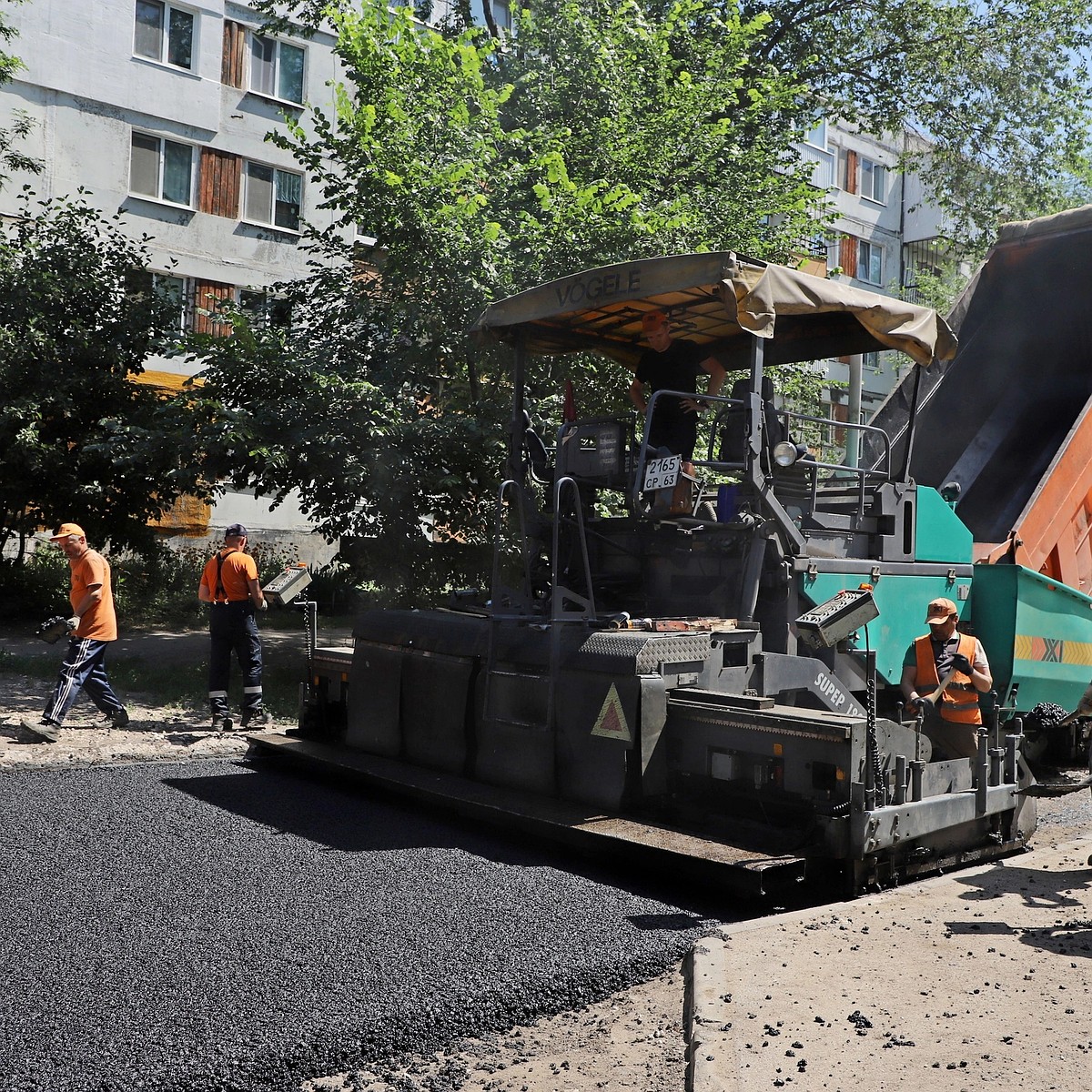 Разрушенное покрытие дороги на улице Липяговской ремонтируют в Самаре -  KP.RU