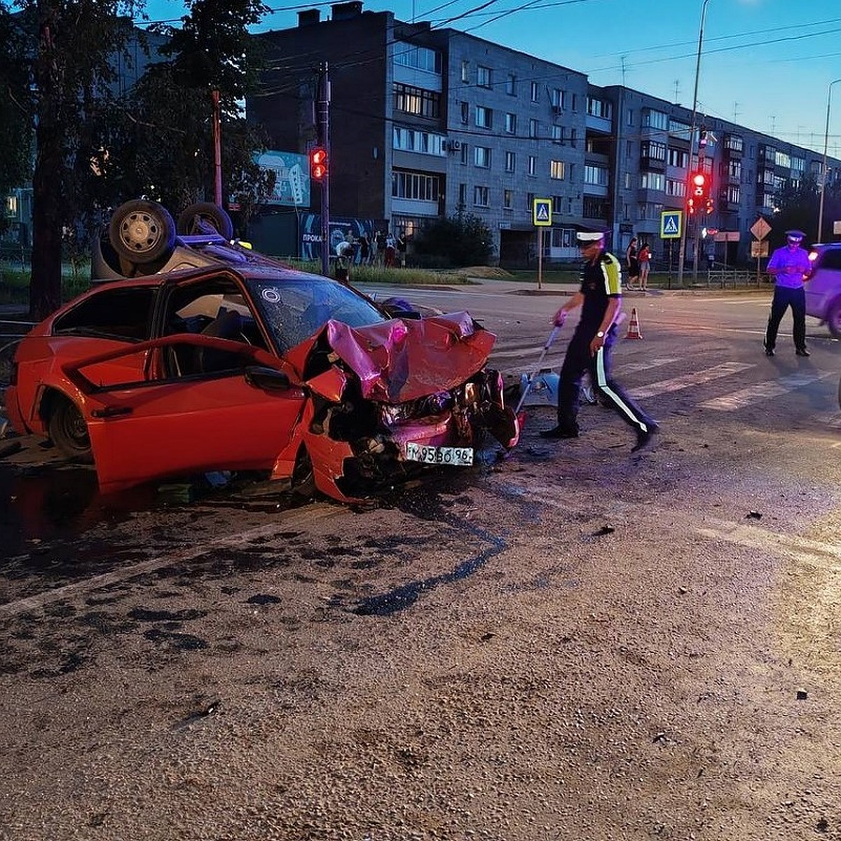 Авария в Невьянске с перевернувшейся машиной произошла из-за проезда на  красный - KP.RU