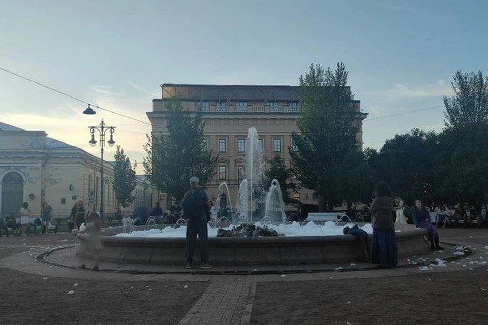 Хулиганы залили пенящееся средство в фонтан на Манежной площади. Фото: t.me/spb_top_news