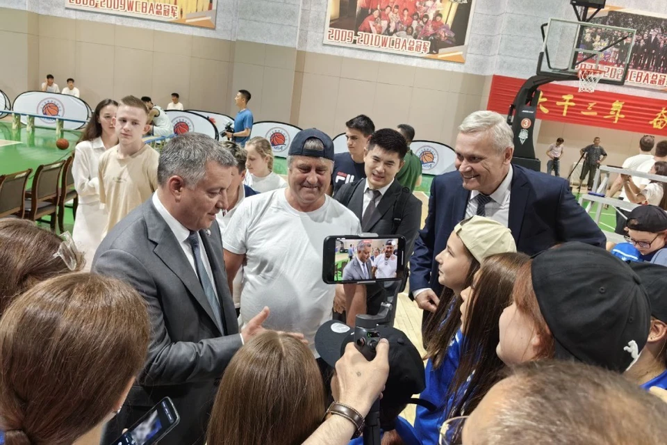 16 и 17 мая в провинции Ляонин проходили товарищеские матчи по баскетболу и футболу, совместные тренировки, мастер-классы по хоккею с шайбой, керлингу, всестилевому карате.