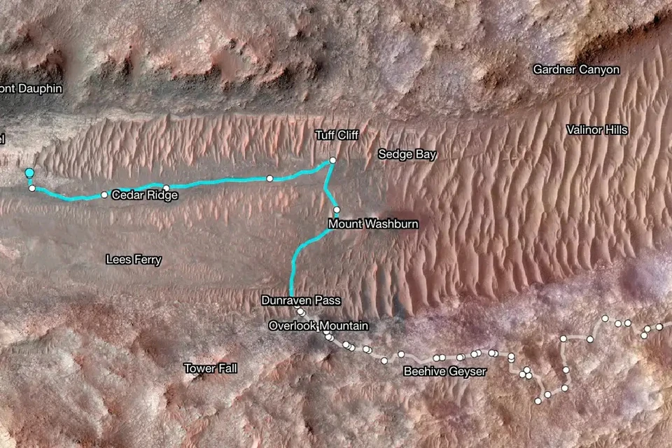 НАСА опубликовала изображение с древним речным руслом на Марсе, на которое был наложен путь, пройденный роботом с 21 января по 11 июня