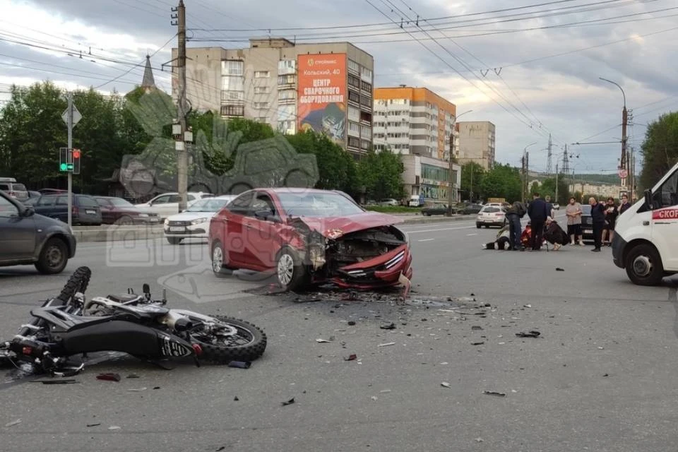 В ДТП попали два молодых водителя - 21-летний за рулем машины и 27-летний за рулем мотоцикла. Фото: Алексей Богданов / vk.com/murmansk_dtp