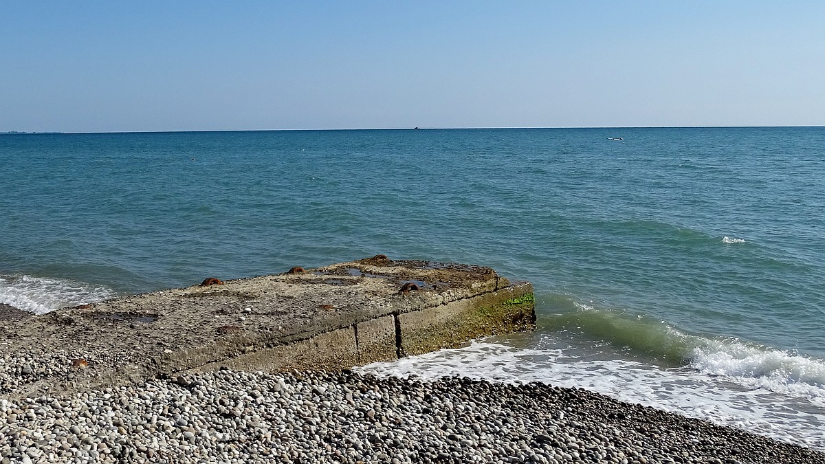 Смыло волной в море: в Сочи спасатели третьи сутки ищут пропавшую во время  шторма жительницу Липецкой области - KP.RU