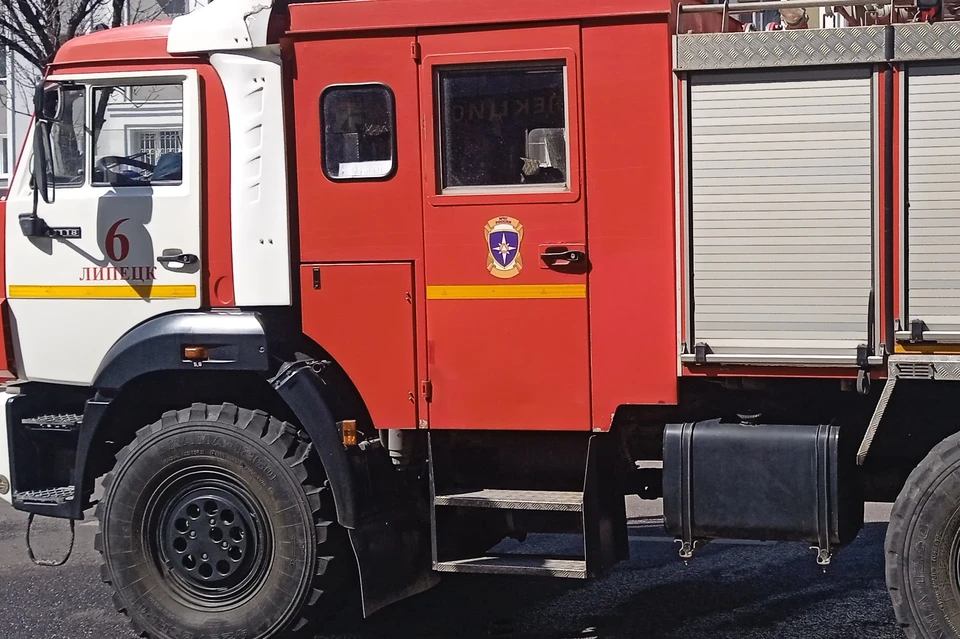 Два пожарных расчета тушили горящий БМВ на улице 8 Марта в Липецке