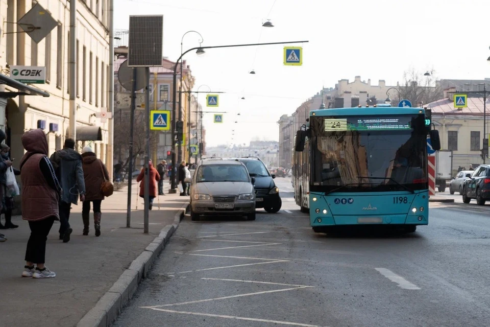 В Петербурге водитель выгнал из автобуса почетного донора, отказавшего платить наличными за проезд.