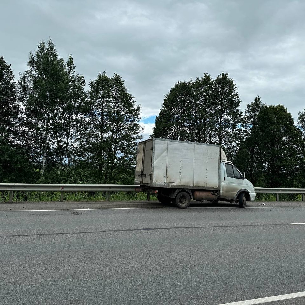 В Богородицке грузовой автомобиль врезался в металлическое ограждение -  KP.RU