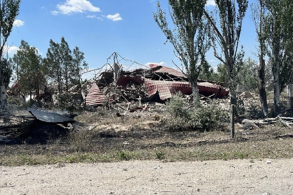 Следующей целью боевиков киевского режима стала недействующая столовая в поселке Райское Херсонской области. ФОТО: тг-канал Владимира Сальдо