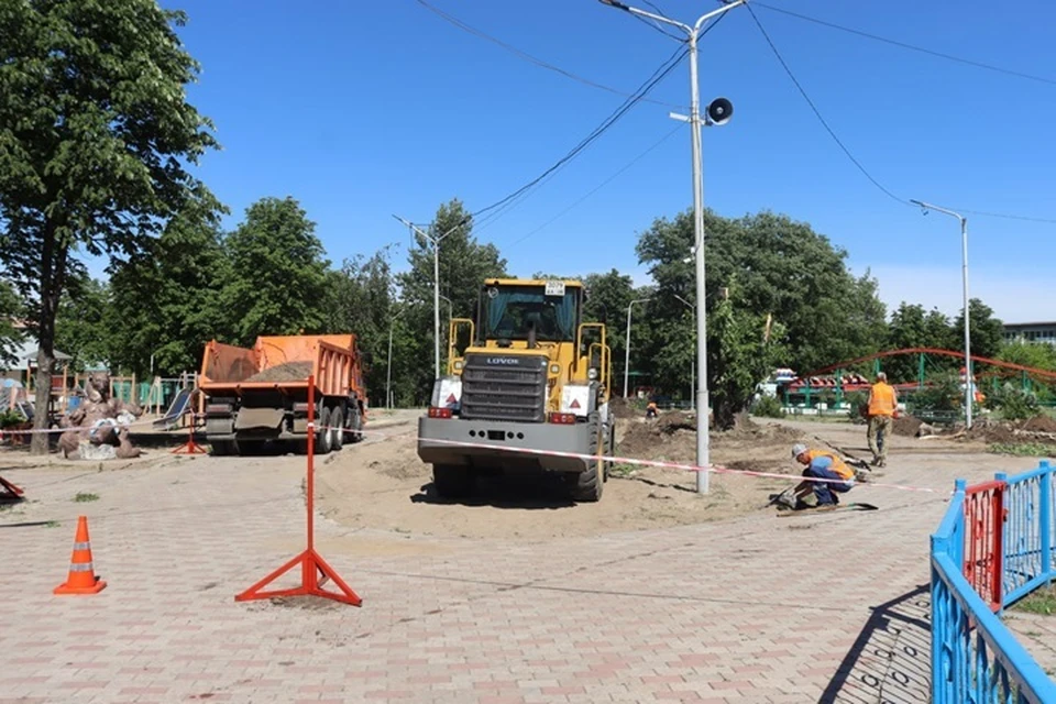 Строители начали благоустраивать парк культуры и отдыха «Горняк» в Стаханове. Фото - администрация Стаханова