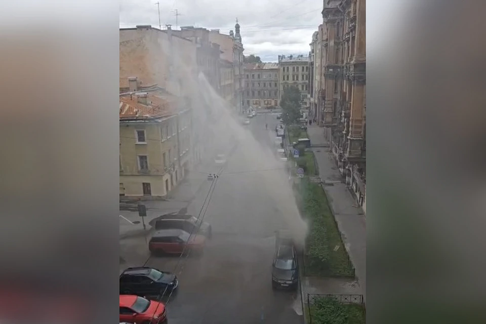 «Фонтан» забил из-под земли на Большом Казачьем переулке. Фото: t.me/TvoySpb